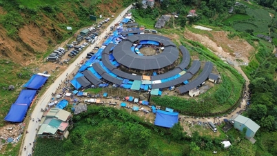 ¿Cuáles son algunos de los mercados más famosos y atractivos de Lao Cai que atraen tanto a turistas nacionales como internacionales?
