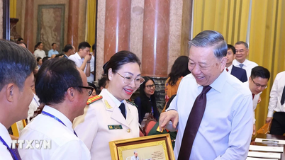 Menjunjung tinggi nilai-nilai inti jurnalisme di era digital.