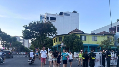 Para wisatawan dengan antusias menantikan "duel kembang api" kreatif antara Jerman dan Makau (Tiongkok) di sepanjang Sungai Han.