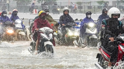 Peringatan banjir dikeluarkan untuk banyak jalan di pusat kota Hanoi karena hujan lebat.