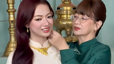 ซวน หงี สวมสร้อยคอทองคำมากมาย