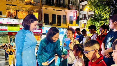 Hanoi: Sebuah pertunjukan seni spektakuler yang merayakan keberhasilan Kongres Wanita Nasional.
