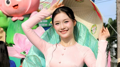 Mais de 2.000 pessoas vestindo ao dai com estampa de lótus desfilaram.