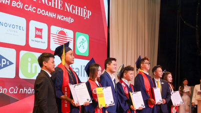 Companies presented job offers to students right at the graduation ceremony.