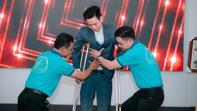 Vietnamese singer suffers fractured femur and chronic kidney failure, forced to sell her house for treatment, and abandons her singing career at age 34.