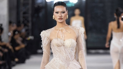 Former volleyball player Pham Hue shines on the catwalk.