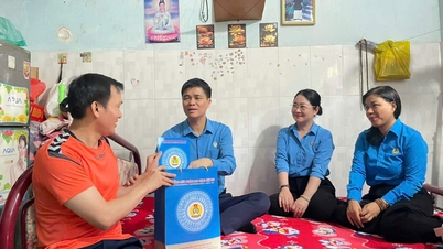Serikat pekerja memberikan hadiah kepada para pekerja yang terluka dalam kecelakaan kerja di Kota Ho Chi Minh.