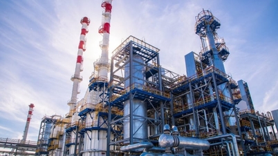 Ukraine tấn công nhà máy lọc dầu lớn nằm sâu 2.000 km trong lãnh thổ Nga