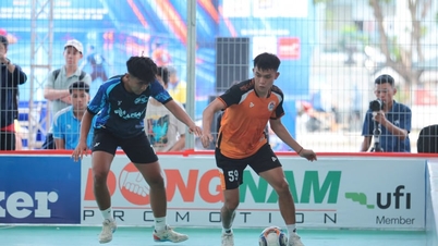 Einzigartiges Fußballturnier, das während der Weltmeisterschaft in einem Käfig in Saigon stattfand.