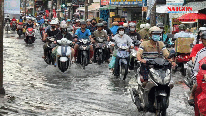 Kraftigt regn på eftermiddagen den 21 juni orsakade lokala översvämningar och trafikproblem i Ho Chi Minh-staden.