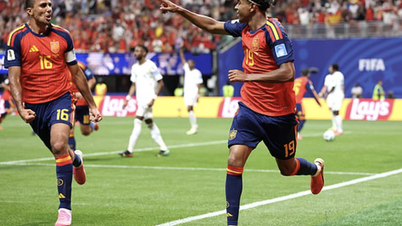 Spanien krossade Saudiarabien med 4-0 och tog sig direkt till toppen av gruppen.