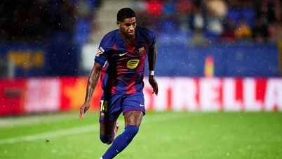 Barcelona restarts pursuit of Marcus Rashford and plans for personnel changes at Manchester United.