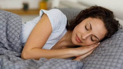 睡眠中でも余分な脂肪を落とすのに役立つ7つの方法。