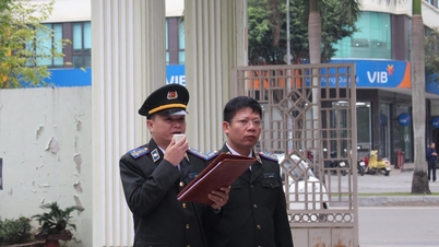 Dia yang membuka simpulan keadilan yang terakhir.