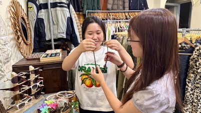 Jalani gaya hidup ramah lingkungan dengan berbelanja di toko barang bekas.