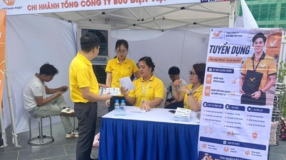 Tu Liem Central Post Office connects with job seekers at the 2026 Job Fair.