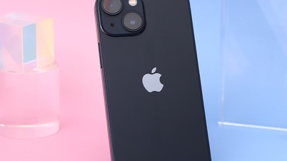 O iPhone 13, com preço de 12 milhões de VND, é tão bonito e de alta qualidade quanto o iPhone 17, o que o torna muito procurado e aguardado.
