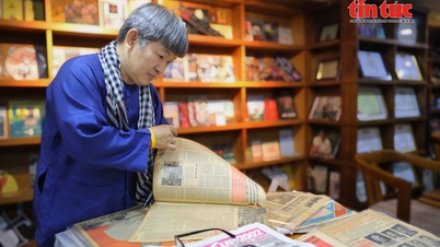 บุคคลที่เก็บรักษาหน้าหนังสือพิมพ์ที่ระลึกถึงวันที่เมืองนี้ได้รับการตั้งชื่อตามประธานาธิบดีโฮจิมินห์