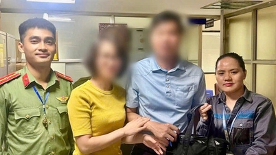 Een vrouwelijke medewerkster van de luchthaven Noi Bai geeft 's ochtends vroeg waardevolle spullen terug aan een passagier.