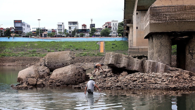 Phu Tho: Water level of the Da River at the foot of Hoa Binh Dam drops unusually low.