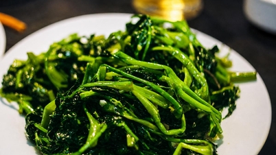 O espinafre d'água refogado e os palitos de massa frita vietnamitas estão na lista dos melhores acompanhamentos da Ásia.