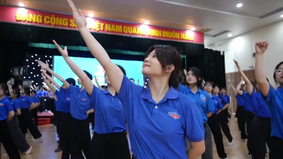 Young people enthusiastically performed a mass dance titled "Blue Shirts Calling for the Future" to welcome the 13th National Congress of the Youth Union.