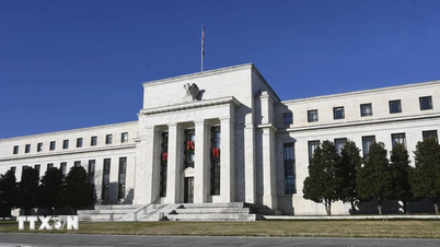 O Fed enfrenta pressão para aumentar as taxas de juros, visto que a inflação permanece alta.