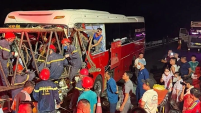 Přední část osobního autobusu narazila do kovového rámu tahače s návěsem, přičemž bylo zraněno 9 lidí.