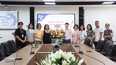 ສະຖາບັນແມ່ຍິງຫວຽດນາມ ໄດ້ຈັດກອງປະຊຸມເພື່ອສະເຫຼີມສະຫຼອງໜ່ວຍງານສື່ສານພາຍໃນຂອງຕົນ ໃນວັນຄົບຮອບ 101 ປີ ຂອງວັນສື່ມວນຊົນປະຕິວັດຫວຽດນາມ.