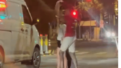 Polisen utreder en grupp människor som blockerade en väg och krossade bilrutor vid en korsning i Ho Chi Minh-staden.