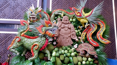 Seni ukir buah: Sebuah titik sentuh budaya selama festival Gunung Ba Den.