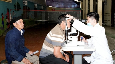 Lebih dari 200 warga komune perbatasan Son Vi menerima pemeriksaan mata gratis.