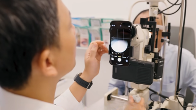 Operația de cataractă durează doar 15 minute, permițându-i bărbatului în vârstă de 62 de ani să vadă clar atât de aproape, cât și de departe, fără ochelari.