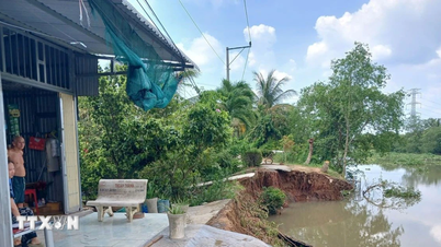 ដុងថាប៖ ផ្លូវប្រវែងជាង ២០ ម៉ែត្រតាមបណ្តោយទន្លេត្រាឡុតបានបាក់ស្រុត កាត់ផ្តាច់ចរាចរណ៍។