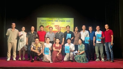 Teatrul Cai Luong din Hanoi începe repetițiile pentru noua sa piesă „Fata din Hanoi”.