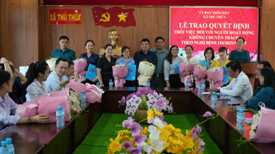 Termination notices were issued to 12 part-time officials in Thu Thua commune, Tay Ninh province (formerly Long An province).