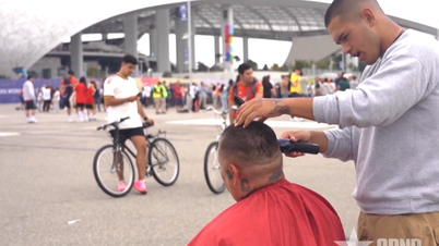 Tagli di capelli gratuiti fuori da uno stadio di Los Angeles.