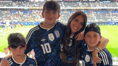 Messi's vrouw was tot tranen toe geroerd nadat haar man een reeks WK-records had verbroken.