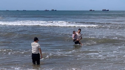 Male student rushes into the sea to save girl swept away by waves.