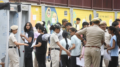 मेडिकल परीक्षा के प्रश्न पत्रों के लीक होने के कारण 22 लाख भारतीय छात्रों को कड़ी सुरक्षा के बीच परीक्षा दोबारा देनी पड़ी।