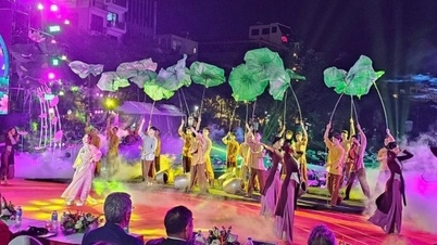 Más de 1.000 personas vestidas con los trajes tradicionales vietnamitas ao dai participaron en el desfile del Festival del Loto de Hanoi 2026.