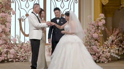 50代後半のある母親は、自分の結婚式の写真を撮ってもらうと思っていたが、自分が花嫁だと気づいて涙を流した。
