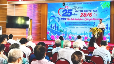 El distrito de Phu Thuong rinde homenaje a 50 familias ejemplares en el Día de la Familia Vietnamita.
