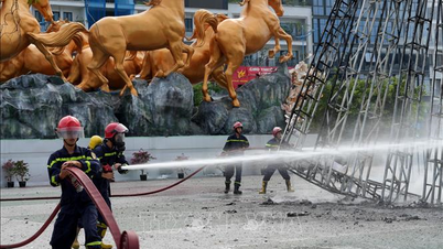 Quang Ninh: Decorative monument cluster in 30-10 Square completely destroyed by fire.