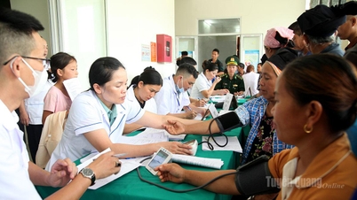 Programa de atención médica popular en la comuna fronteriza de Bach Dich