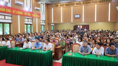 Sertifikat kepemilikan tanah ("buku merah") diserahkan kepada 200 keluarga yang direlokasi untuk memberi jalan bagi proyek jembatan di atas Sungai Merah.