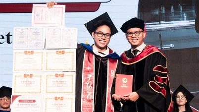 Un estudiante sube al escenario con su colección de certificados para recibir su diploma, atrayendo a millones de espectadores.