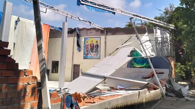 Storms ripped off roofs of houses and offices in Lam Dong province.