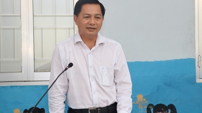 Setiausaha Jawatankuasa Parti Wilayah Vinh Long telah mengadakan dialog dengan penduduk tempatan mengenai pelesenan dua lombong pasir.