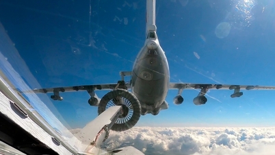 Momen ketika pesawat pembom Rusia Tu-160 melakukan kontak dengan jet tempur NATO F-35.